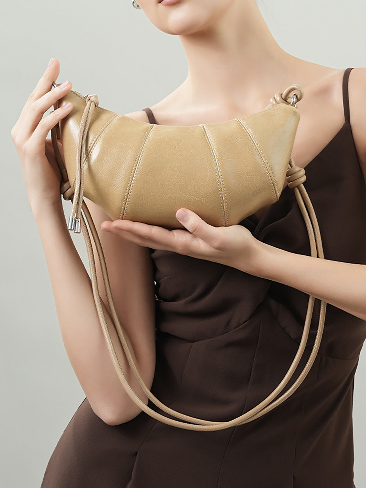 コルダ メセカ　加地 Leather Crescent Crossbody Bag – COMMENSE