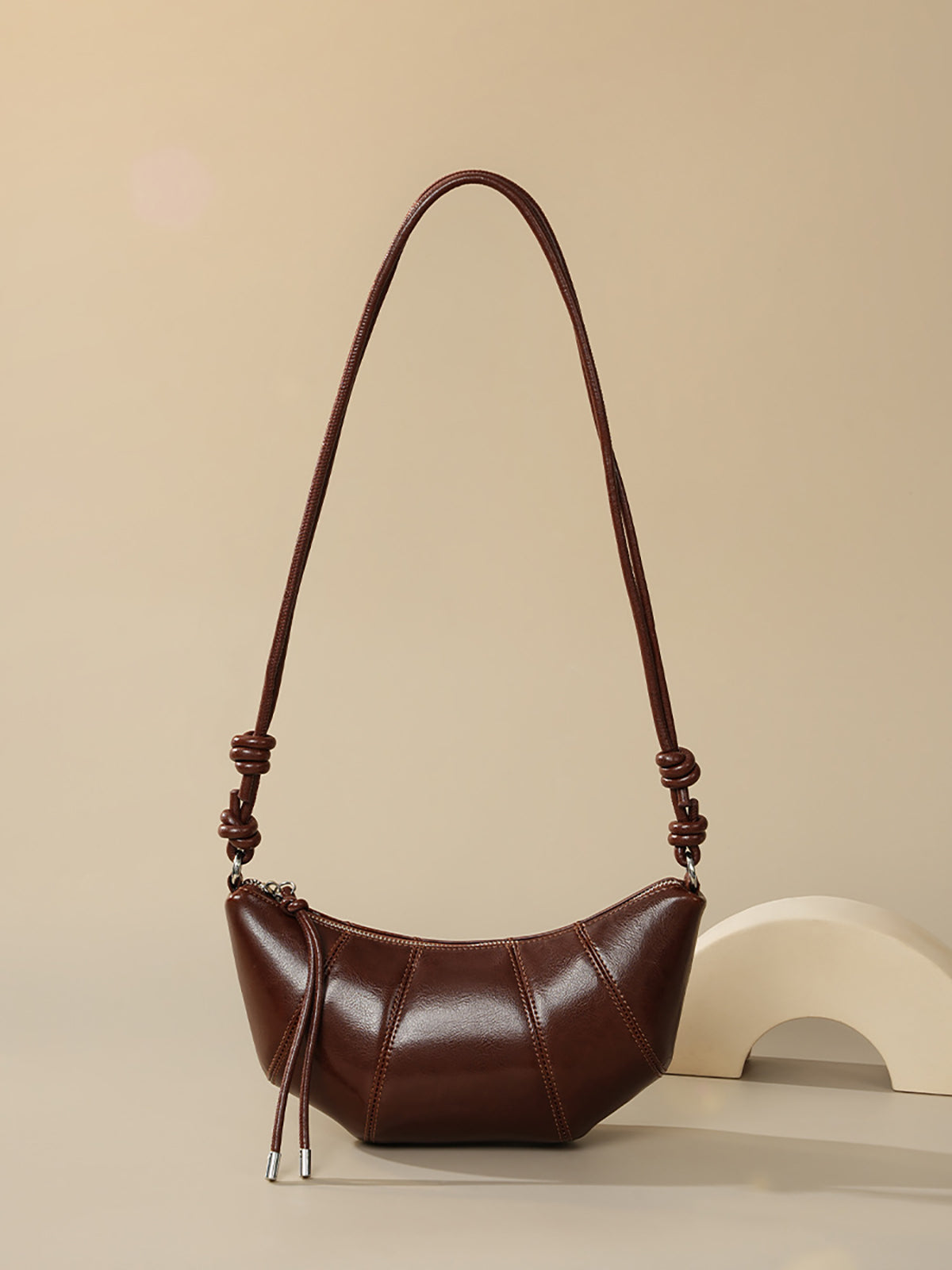 コルダ メセカ　加地 Leather Crescent Crossbody Bag – COMMENSE